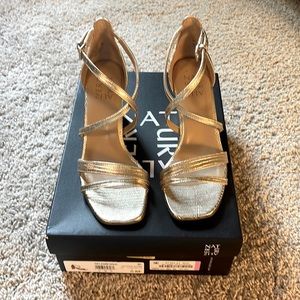 Naturalizer metallic Gold heels